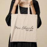 Minimale cursieve Mrs Custom Last Name Wedding Gif Tote Bag<br><div class="desc">Dit is een minimale cursieve Canvas tas voor huwelijkscadeautjes.</div>