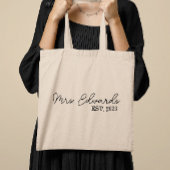 Minimale cursieve Mrs Custom Last Name Wedding Gif Tote Bag