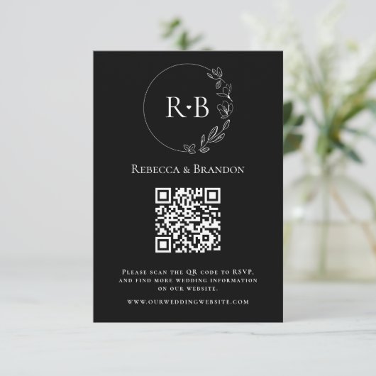 Minimale Custom Monogram Zwart Wit QR Code RSVP Informatiekaartje (Staand voorkant)