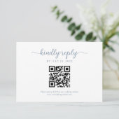 Minimale Dusty Blue Floral Monogram QR Code Wedden RSVP Kaartje (Staand voorkant)