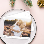 Minimale Eenvoudige Elegant-kerstpaarfoto Feestdagenkaart<br><div class="desc">Een stijlvol briefkaart voor feestfoto's met een klassieke typografie "Prettige feestdagen" in het zwart op een eenvoudige, minimalistische witte achtergrond. De foto, de naam en de groet kunnen gemakkelijk voor een persoonlijke aanraking worden aangepast. Een eenvoudig, minimalistisch en hedendaags kerstontwerp om dit vakantieseizoen te weerstaan! Het getoonde afbeelding is voor...</div>