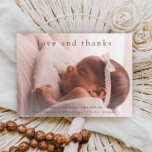 Minimale eenvoudige foto-Baby voor Liefde en Bedan Bedankkaart<br><div class="desc">Liefde en Bedankt Minimale Photo New Baby Hartelijk dank voor uw eenvoudige type en afbeelding pasgeborene aan de voorzijde. De achterkant heeft een persoonlijke boodschap van de familie. Klik uitgeven knoop om dit ontwerp met uw foto's en details aan te passen.</div>