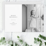 Minimale Eenvoudige Kerstmis | Foto zwart-wit Feestdagenkaart<br><div class="desc">Een stijlvolle, minimale fotovakantiekaart met een klassieke typografie "Prettige feestdagen" in zwart op een eenvoudige, minimale witte achtergrond en een zachte grijze hoofdkleur op de achterzijde. De foto, de vakantiegroet en de naam kunnen gemakkelijk voor een persoonlijke aanraking worden aangepast. Een eenvoudig, minimalistisch en hedendaags kerstontwerp om dit vakantieseizoen te...</div>