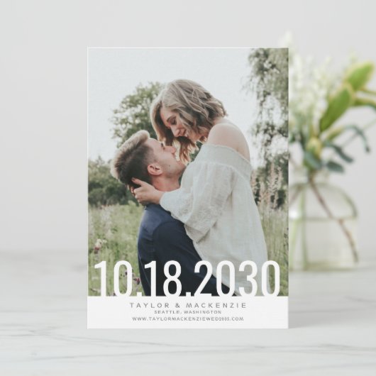 Minimale eenvoudige overlay op de oude datum waaro save the date (Staand voorkant)