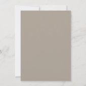 Minimale eenvoudige Taupe Brown Modern Script Wedd Kaart (Achterkant)