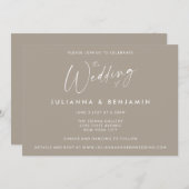 Minimale eenvoudige Taupe Brown Modern Script Wedd Kaart (Voorkant / Achterkant)