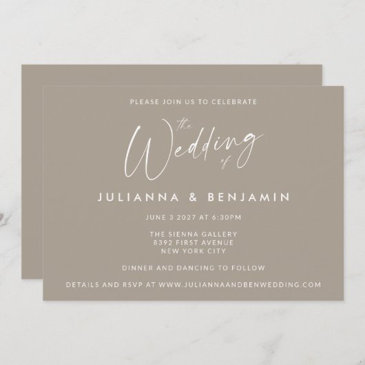 Minimale eenvoudige Taupe Brown Modern Script Wedd Kaart (Voorkant / Achterkant)