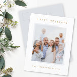 Minimale Eenvoudige Wit | Kerstfamilie Foto Feestdagenkaart<br><div class="desc">Eenvoudig, stijlvol, trendy briefkaart voor feestfoto's met een modern, minimaal typografie citaat "Prettige feestdagen" in goud op een schone, eenvoudige witte achtergrond met semi-transparante, zachte, overmaatse afbeeldingen hoeken. De naam, het jaar en de groet kunnen gemakkelijk voor een persoonlijke aanraking worden aangepast. Een elegante, minimalistische en hedendaagse kerstkaart om uit...</div>