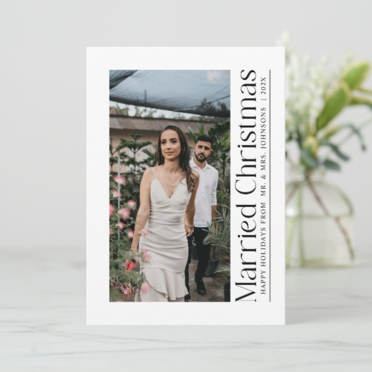 Minimale eerste getrouwde kerstfoto Passen getrouw Feestdagenkaart (Staand voorkant)
