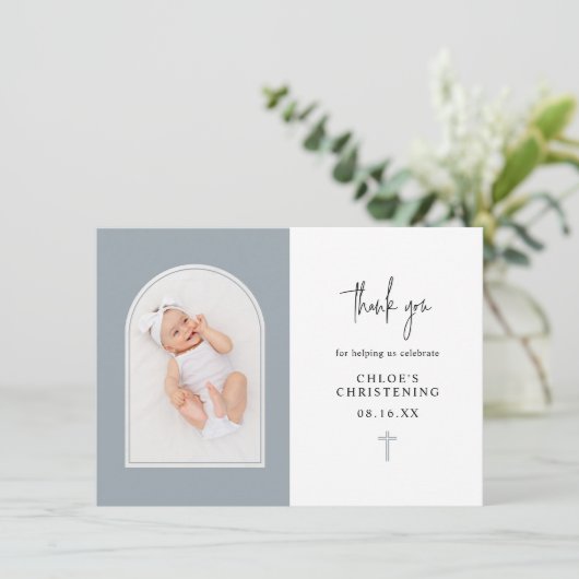 Minimale Elegant Dusty Blue Arch Foto Christening Bedankkaart (Staand voorkant)