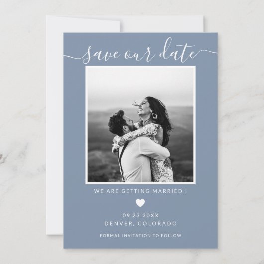 Minimale Elegant Script Dusty Blue Save the Date (Achterkant)