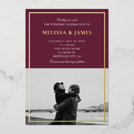 Minimale Elegant Script Photo Marsala Wedding Folie Uitnodiging (Voorkant)