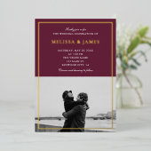 Minimale Elegant Script Photo Marsala Wedding Folie Uitnodiging (Staand Voorkant)