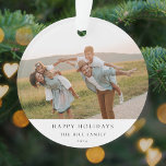 Minimale elegante eenvoudige | Kerstfamilie Foto Ornament<br><div class="desc">Een stijlvol ornament met een minimale kerstboomfotovakantie met klassieke typografie "Prettige feestdagen" in het zwart op een schone, eenvoudige, minimalistische witte achtergrond. De foto, de vakantiegroet en de naam kunnen gemakkelijk voor een persoonlijke aanraking worden aangepast. Een eenvoudig, minimalistisch en hedendaags kerstontwerp om dit vakantieseizoen te weerstaan! Het getoonde afbeelding...</div>