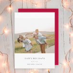 Minimale elegante Eenvoudige kerstfamilie Foto roo Feestdagenkaart<br><div class="desc">Een stijlvolle, minimale fotovakantiekaart met een klassieke typografie "Prettige feestdagen" in zwart op een eenvoudige, minimale witte achtergrond en een rijke rode kleur aan de achterzijde. De foto, de vakantiegroet en de naam kunnen gemakkelijk voor een persoonlijke aanraking worden aangepast. Een eenvoudig, minimalistisch en hedendaags kerstontwerp om dit vakantieseizoen te...</div>