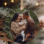 Minimale Elegante Eenvoudige Kerstmis Familie Foto Keramisch Ornament<br><div class="desc">Vier de vreugde van saamhorigheid met ons "Minimal Elegant Simple Christmas Family Photo" keramische Ornament, een tijdloze schat die een vleugje verfijning toevoegt aan uw vakantiedecor. Dit ornament is vervaardigd met een uitstekende aandacht voor detail en heeft een ongerepte witte keramische achtergrond, het ideale canvas voor uw dierbare familiefoto. Het...</div>