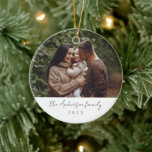 Minimale Elegante Eenvoudige Kerstmis Familie Foto Keramisch Ornament<br><div class="desc">Vier de vreugde van saamhorigheid met ons "Minimal Elegant Simple Christmas Family Photo" keramische Ornament, een tijdloze schat die een vleugje verfijning toevoegt aan uw vakantiedecor. Dit ornament is vervaardigd met een uitstekende aandacht voor detail en heeft een ongerepte witte keramische achtergrond, het ideale canvas voor uw dierbare familiefoto. Het...</div>