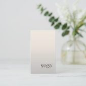 Minimale Elegante Faux Metal Yoga Instructeur Visitekaartje (Staand voorkant)