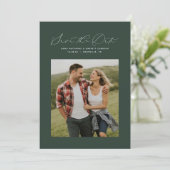 Minimale elegante scriptjager groene foto save the date (Staand voorkant)