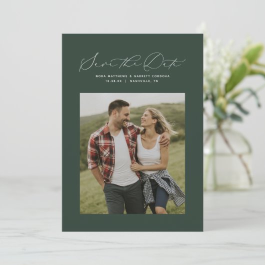 Minimale elegante scriptjager groene foto save the date (Staand voorkant)