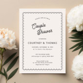 Minimale en eenvoudige douche met een gescallopeer kaart