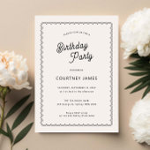 Minimale en eenvoudige gescallopeerde verjaardagsf kaart