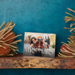 Minimale en moderne Passen getrouwd Mrs. & Mrs. Co Fotoplaat<br><div class="desc">Minimale en moderne foto van Mrs. en Mrs. fotoplaque. Eenvoudig en modern design met een volledig fotoontwerp. Pas met uw speciale foto,  jaar,  en naam aan. "Mr. & Mrs." fotobedekking in een elegante typografie. Perfect keepjesplaque voor paren die hun huwelijk vieren als de heer en mevrouw.</div>