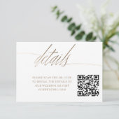 Minimale Faux Gold kalligrafie QR bruiloft details Informatiekaartje (Staand voorkant)