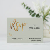 Minimale Faux Gold Typography Sage Green Wedding RSVP Kaartje (Staand voorkant)