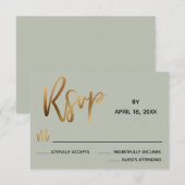 Minimale Faux Gold Typography Sage Green Wedding RSVP Kaartje (Voorkant / Achterkant)