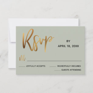 Minimale Faux Gold Typography Sage Green Wedding RSVP Kaartje