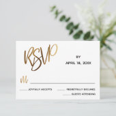 Minimale Faux Gold Typography Wedding RSVP Card (Staand voorkant)