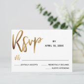 Minimale Faux Gold Typography Wedding RSVP Card (Staand voorkant)