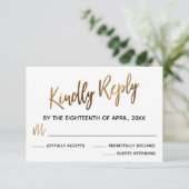 Minimale Faux Gold Typography Wedding RSVP Card Kaartje (Staand voorkant)