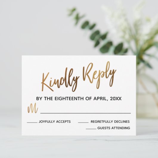 Minimale Faux Gold Typography Wedding RSVP Card Kaartje (Staand voorkant)