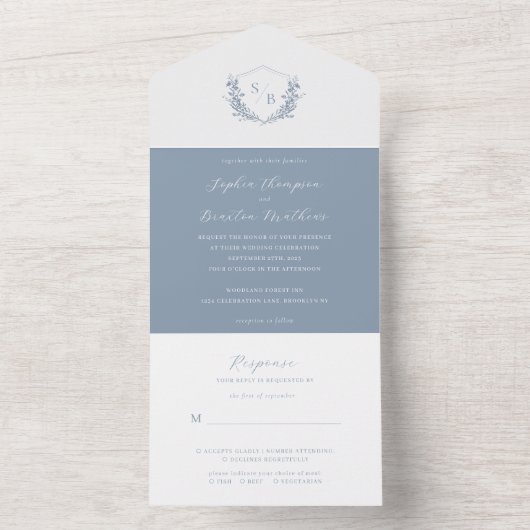 Minimale Floral Dusty Blue Crest Monogram Weddensc All In One Uitnodiging (Binnen)