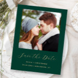 Minimale foto Emerald Green Gold Bewaar de datum Aankondigingskaart<br><div class="desc">Dit eenvoudige, minimalistische Save the Date-briefkaart heeft een vierkante foto boven de woorden "Save the Date" in een elegant goudkleurig handschrift, gevolgd door de namen van het paar, de trouwdatum en de stad in sans serif-lettertype op een smaragdgroene achtergrond. Voeg een meer gedetailleerd bericht toe met aanvullende informatie op de...</div>