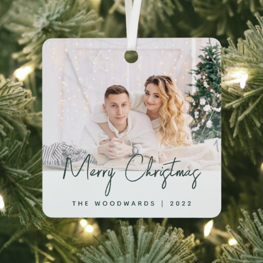 Minimale foto met kerstgroen script metalen ornament (Insitu)