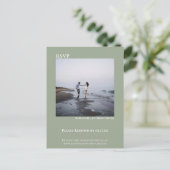 Minimale foto Modern Sage Green Wedding RSVP Briefkaart (Staand voorkant)