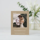 Minimale foto Modern Sandy Tan Wedding RSVP Briefkaart (Staand voorkant)