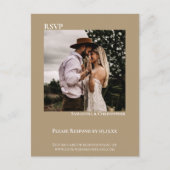Minimale foto Modern Sandy Tan Wedding RSVP Briefkaart (Voorkant)