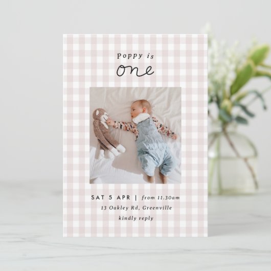 Minimale foto roze Gingham 1st Birthday Invite Kaart (Staand voorkant)