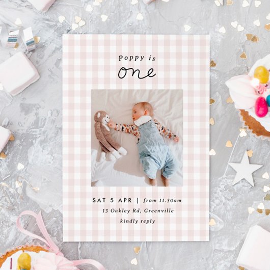 Minimale foto roze Gingham 1st Birthday Invite Kaart