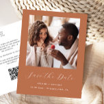 Minimale foto Terracotta QR-code Sla de datum op Aankondigingskaart<br><div class="desc">Dit eenvoudige, minimalistische Save the Date-briefkaart heeft een vierkante foto boven de woorden "Save the Date" in een elegant wit handschrift, gevolgd door de namen van het paar, de trouwdatum en de stad in sans serif-lettertype op een terracotta achtergrond. Voeg een meer gedetailleerd bericht toe met aanvullende informatie op de...</div>