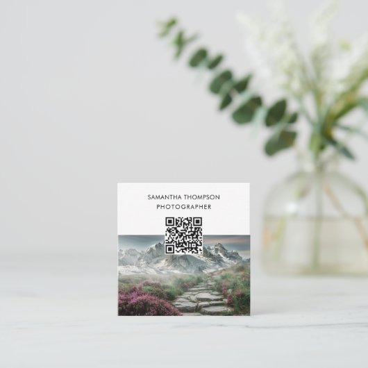 Minimale foto van moderne fotograaf QR-code Vierkante Visitekaartje (Staand voorkant)