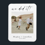 Minimale foto voor het verzamelen van weddenschapp magneet<br><div class="desc">Modern minimaal ontwerp,  met aantrekkelijk kalligrafiescript en foto. Gewoon om je huwelijksontwikkeling en uitnodiging aan te kondigen om te vieren met vrienden en familie. Eenvoudig aan te passen met naam,  details en beste foto van keuze.</div>