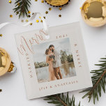 Minimale foto voor modern gehuwd en liefdadig goud glas ornament<br><div class="desc">Minimale en moderne simpele foto's in het hoesje met een glazen versiering om je eerste kersthuwelijk te herdenken. Het ontwerp kenmerkt een eenvoudig minimaal ontwerp met een vierkant fotoontwerp om uw speciale trouwfoto te tonen. "Gehuwd en vermakelijk",  jaar- en echtgenoten in een eenvoudig modern design rond de foto.</div>