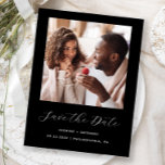 Minimale foto zwart sparen de Datum Aankondigingskaart<br><div class="desc">Dit eenvoudige, minimalistische Save the Date-briefkaart heeft een vierkante foto boven de woorden "Save the Date" in een elegant wit handschrift, gevolgd door de namen van het paar, de trouwdatum en de stad in sans serif-lettertype op een zwarte achtergrond. Voeg een meer gedetailleerd bericht toe met aanvullende informatie op de...</div>