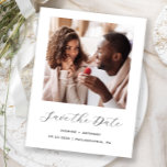 Minimale foto Zwart Wit Bewaar de datum Aankondigingskaart<br><div class="desc">Dit eenvoudige, minimalistische Save the Date-briefkaart heeft een vierkante foto boven de woorden "Save the Date" in een elegant zwart handschrift, gevolgd door de namen van het paar, de trouwdatum en de stad in sans serif-lettertype op een witte achtergrond. Voeg een meer gedetailleerd bericht toe met aanvullende informatie op de...</div>