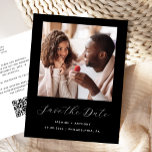 Minimale foto zwarte QR-code Sla de datum op Aankondigingskaart<br><div class="desc">Dit eenvoudige, minimalistische Save the Date-briefkaart heeft een vierkante foto boven de woorden "Save the Date" in een elegant wit handschrift, gevolgd door de namen van het paar, de trouwdatum en de stad in sans serif-lettertype op een zwarte achtergrond. Voeg een meer gedetailleerd bericht toe met aanvullende informatie op de...</div>
